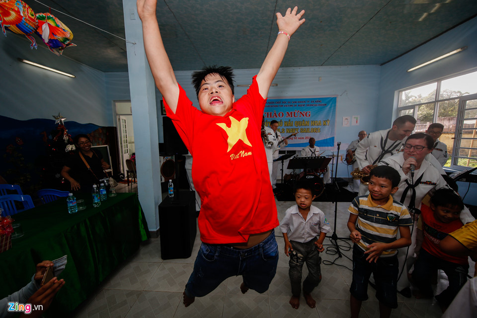 Thuỷ thủ Mỹ hào hứng vui đùa cùng trẻ nạn nhân chất độc da cam